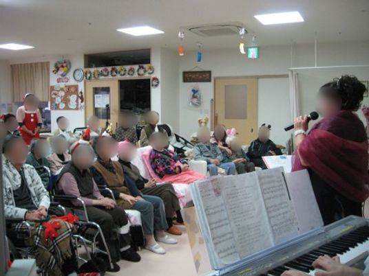 憩いの空間でのピアノ演奏