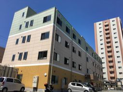 明るい色の建物外観