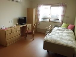 明るい居室の様子
