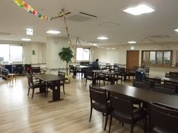 飾り付けのある広いダイニング