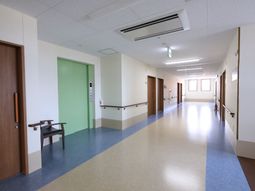 広々とした綺麗な廊下