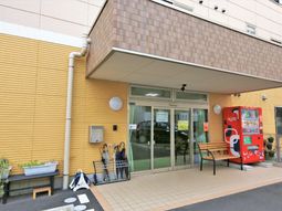 明るい建物のエントランス