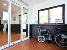 明るい廊下と車椅子