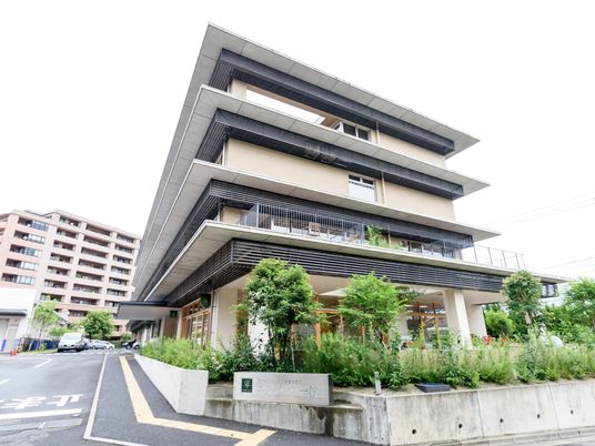 モダンな建物の外観