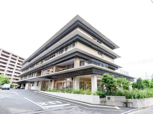 モダンな建物の外観