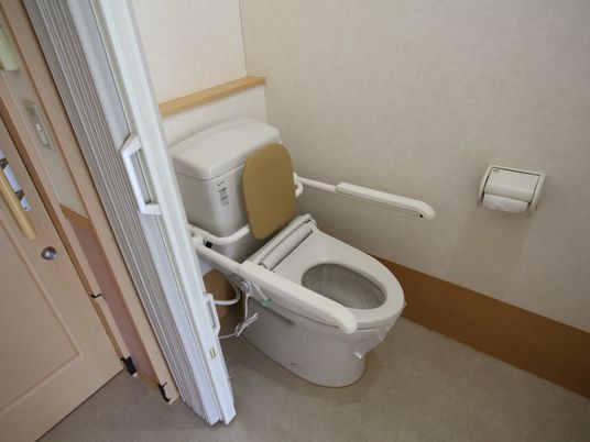 バリアフリー設計のトイレ