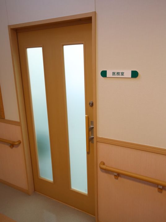 木製のドアと手すり