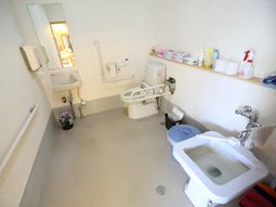 手すり付きの明るい浴室