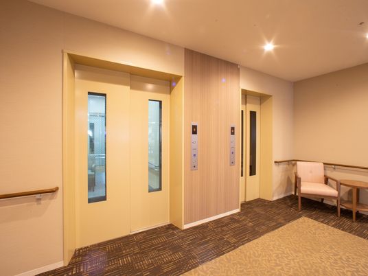 明るい廊下とエレベーター