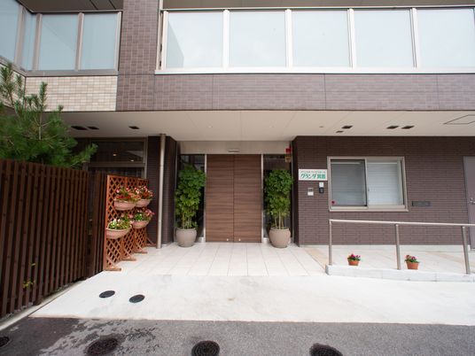 茶色の建物のエントランス