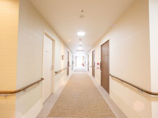 明るく清潔な廊下