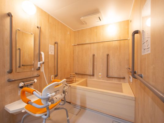 バリアフリー設計の浴室