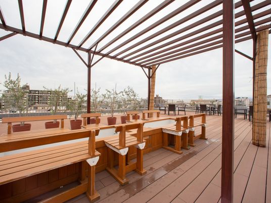 屋外テラスの休憩スペース