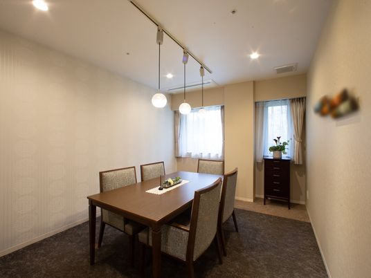 明るい居室の様子