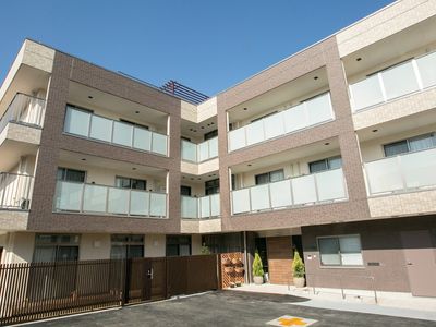 モダンな外観の建物