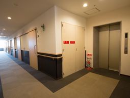 清潔な施設の廊下