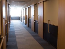 清潔な施設の廊下
