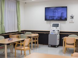 明るい食堂とテレビ