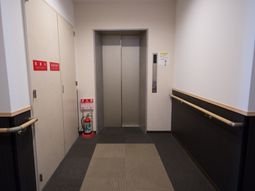 清潔な通路とエレベーター
