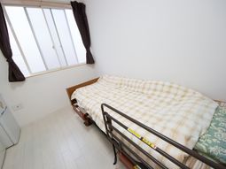 シンプルな居室のベッド