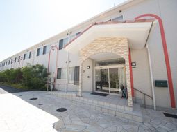 明るいエントランスの外観