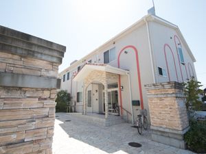 明るい外観のエントランス