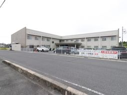 明るい施設の外観