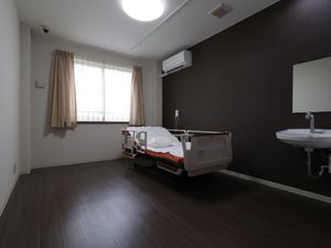 清潔な個室ベッドと洗面台