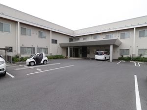 明るく広々とした施設のエントランス