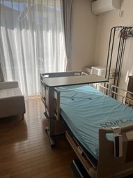 居室のベッドと家具