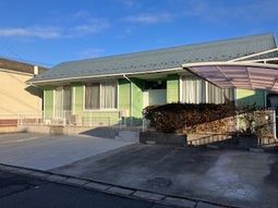 屋根付き駐車スペースのある家