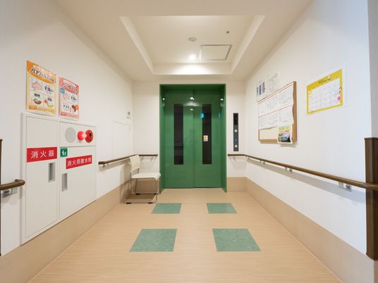 手すり付き廊下の風景
