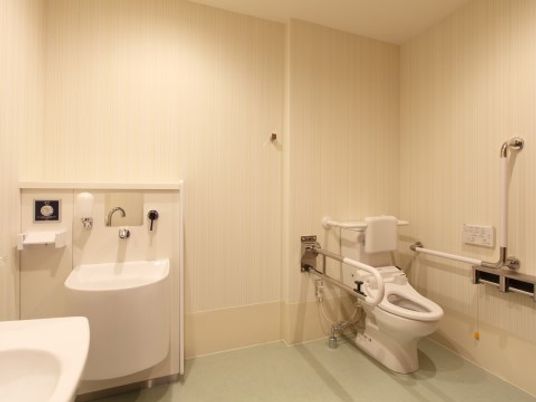 清潔なトイレと洗面台
