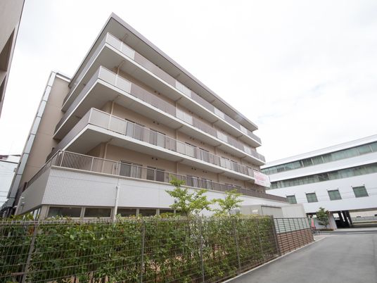 多階層の建物正面