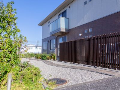 明るい外観の建物