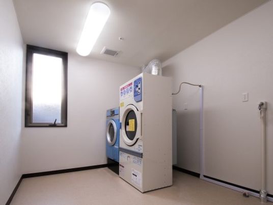 洗濯機と乾燥機のある部屋