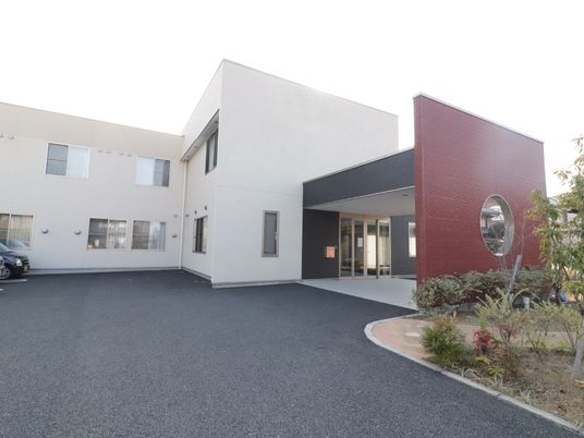 清潔感のある建物のエントランス