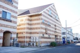 明るい日差しの外観