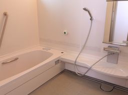 安全手すり付き浴室