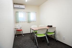 シンプルな会議室