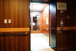 温かみのあるエレベーター