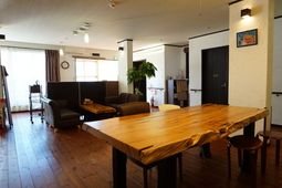 共用スペースの木のテーブル