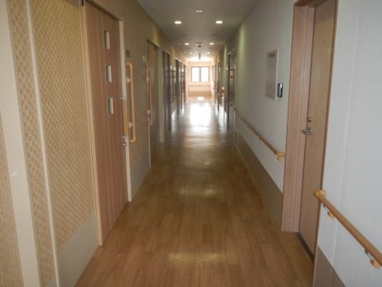 明るく清潔な廊下