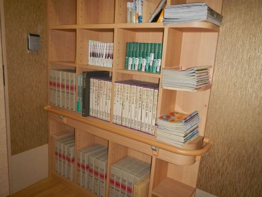 整理された書棚の様子