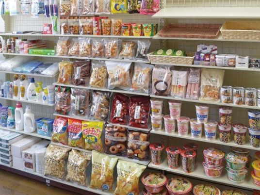 商品が並ぶ棚