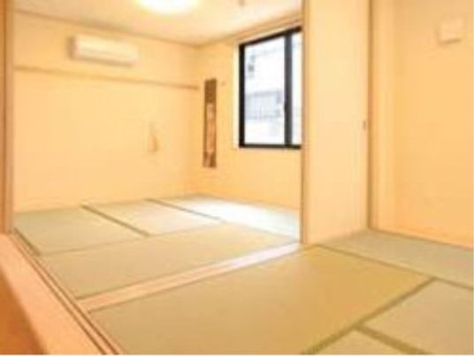明るい和室の一室