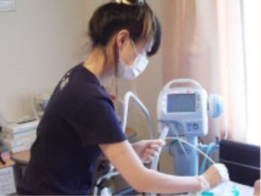 医療機器を操作する人