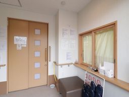 明るい待合室の風景