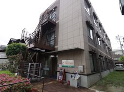 茶色の建物の外観