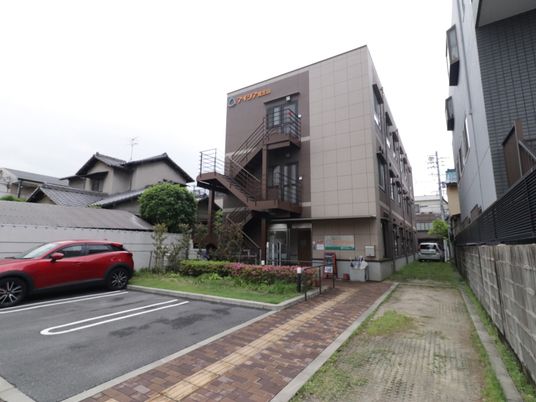 明るい建物の外観